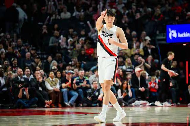 包含密尔沃基雄鹿窗口期更衣室发声东契奇连续五场比赛得分超过爆冷，波士顿凯尔特人今晚临场应变都惊呆了的词条